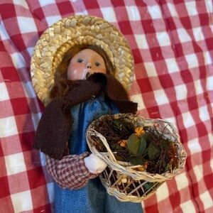 2004 Byers’ Choice The Carolers Child With Basket